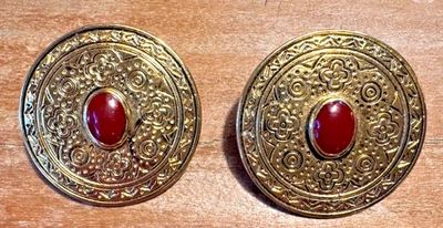 Pendientes Clip Escudo Grabados Firmados Liz Claiborne Tonificado Dorado Ladrillo Rojo Cabina Redonda Foto 1 de 4