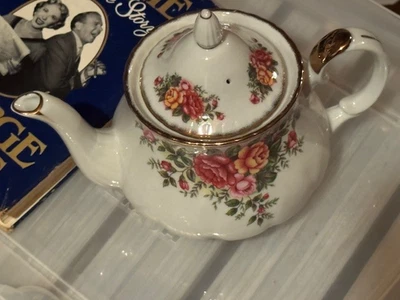 English Garden Fine China Robinson Design Group Mini Tea Pot with Lid EUC - Image 1 of 4