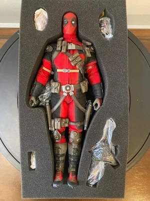 Sideshow Collectibles EXCLUSIVO Marvel Comics Deadpool escala 1/6 con Headpool Foto 1 de 4