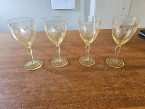 Lot of 4 Yellow Depression tan Etched Grape Logo Wine Goblets - Picture 1 of 11