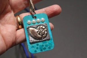 MADE IN THE USA handgefertigte Holzmuschel Halskette an blauem Nylon Schlüsselband Kordel  - Bild 1 von 2