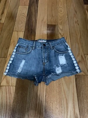 Mini Pantalones Cortos Denim Margarita Floral Cintura Alta Talla 0 Con Dobladillos Crudos y Angustiantes Foto 1 de 4