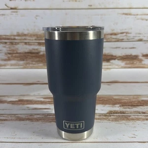 Yeti Rambler Tumbler 30oz Navy Blue mit Gravur Auto Task - Bild 1 von 8