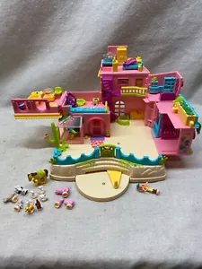 Casa rancho vintage Polly Pocket Mattel 2000 Petland Hacienda con 14 figuras - Imagen 1 de 4
