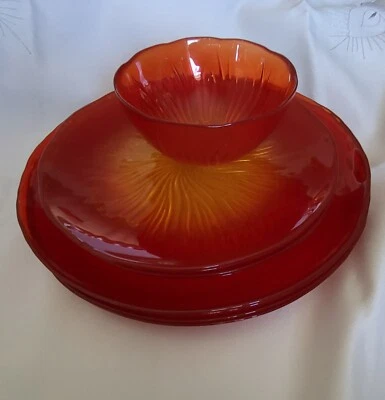 Beautiful Ambrerina glass dinner plates with yellow sunburst. 9 pieces - Image 1 of 4