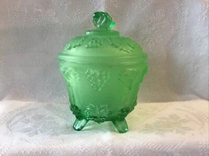 Vintage Jeannette Glass Frosted Green Footed Covered Embossed Grapes Candy Dish - Picture 1 of 8