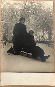 RPPC Niñas Bonitas Trineo de Nieve en Invierno Antigua Foto Real Postal c1910 - Imagen 1 de 5