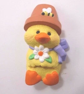 Punze Ente mit Biene Tontopf Hut Ostern Pin - Bild 1 von 2