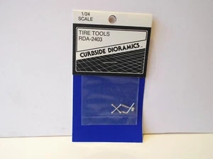1:24 RDA-2403 CURBSIDE DIORAMICS TIRE TOOLS RARE SOC (KS32) - Bild 1 von 1