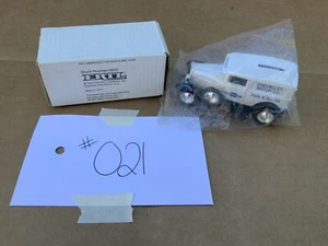 VTG 1990 ERTL Collectibles 1930 Chevrolet 1/2 Ton Truck Die-Cast #9932 w/ Box - Picture 1 of 7