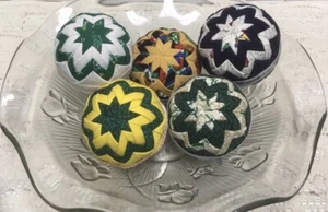 5 gesteppte gefaltete Stern Kugel Baumschmuck / Schalenfüller ~ wunderschön handgefertigt - Bild 1 von 7