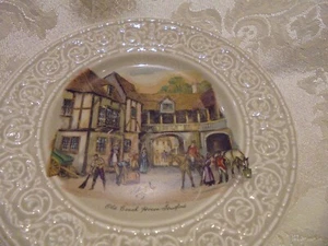 Pair of vintage Crown Devon tea plates w/coach house illustrations, English - Picture 1 of 5