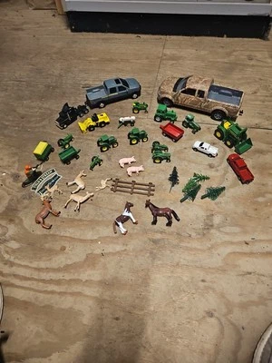 30 +PIECE LOT OF ERTL JOHN DEERE TRACTOR AND TRAILER SET WITH ACCESSORIES  - Image 1 of 4
