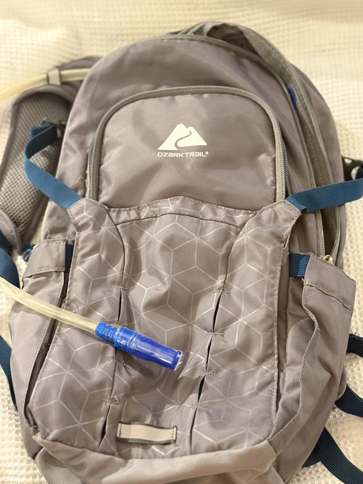 Ozark Trail 14 升水化背包,灰色 - 二手 — 第 1/3 张图片