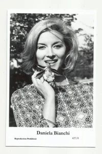 BX95) DANIELA BIANCHI SWIFTSURE PHOTO POSTCARD (427/8) FILMSTAR PIN UP GLAMOR - Picture 1 of 1