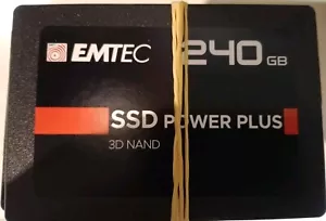 Lot De 10 disques durs 240gb SSD HS pour pièces détachées - Foto 1 di 1