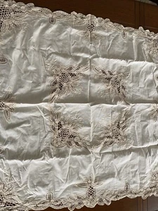 VINTAGE HANDMADE Cream LACE FLORAL TABLE RUNNER DRESSER SCARF 36” Square - Bild 1 von 4