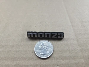 Tablero de instrumentos delantero Chevy OEM Monza emblema insignia logotipo placa de identificación nombre 365662 - Imagen 1 de 5