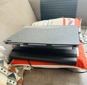 Microsoft Surface Book  2 13,5 Zoll Intel Core i5-7300U 256GB SSD 8GB Ram - Bild 1 von 5