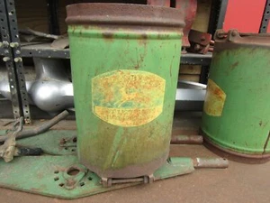 ANTIKER JOHN DEERE PLATER SAMENKASTEN HOPPER 4-BEINIGER HIRSCH JD - Bild 1 von 6