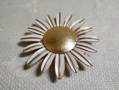 Broche prendedor vintage de perfume con flor de margarita de metal esmaltado blanco Avon Foto 1 de 3