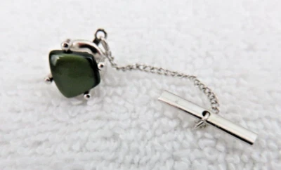 Pin y cadena vintage de piedra verde para hombre tono plata Foto 1 de 4