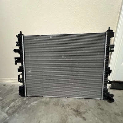 Conjunto de radiador de motor Chevrolet Equinox 2018-2022 84454109 OEM usado Foto 1 de 4