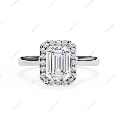 Anillo de compromiso de oro blanco de 10 quilates con halo de diamantes talla esmeralda de 2,70 quilates Foto 1 de 4