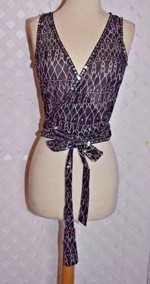 YANSI FUGEL BLUSA ENVOLVENTE CON ESTAMPADO BLANCO Y NEGRO PARA MUJER LENTEJUELAS Y LAZOS LARGOS NUEVA CON ETIQUETAS XS Foto 1 de 4