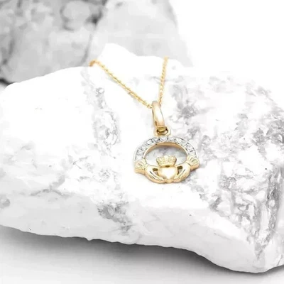 Colgante Claddagh redondo de 1,20 quilates creado en laboratorio elegante enchapado en oro amarillo de 14 k para mujer Foto 1 de 4