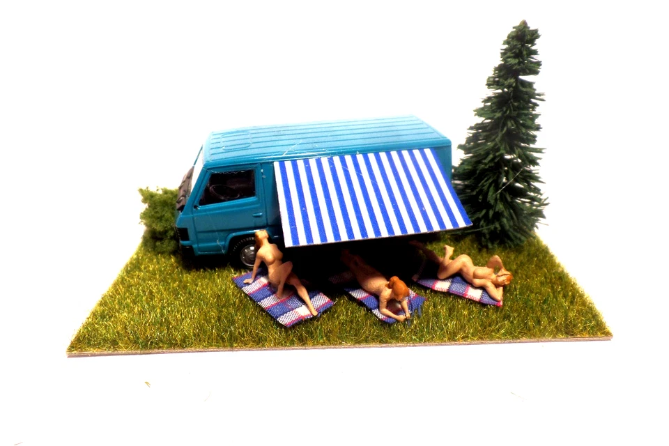 1:87 Sexy Diorama Model with Motorhome Sunbathing (437) - Image 1 of 1