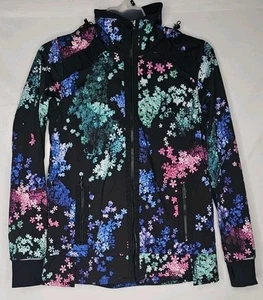 Lululemon Active Wear Damenjacke Größe 8 Kapuze Blumenmuster sportlich gebraucht, in einwandfreiem Zustand - Bild 1 von 3