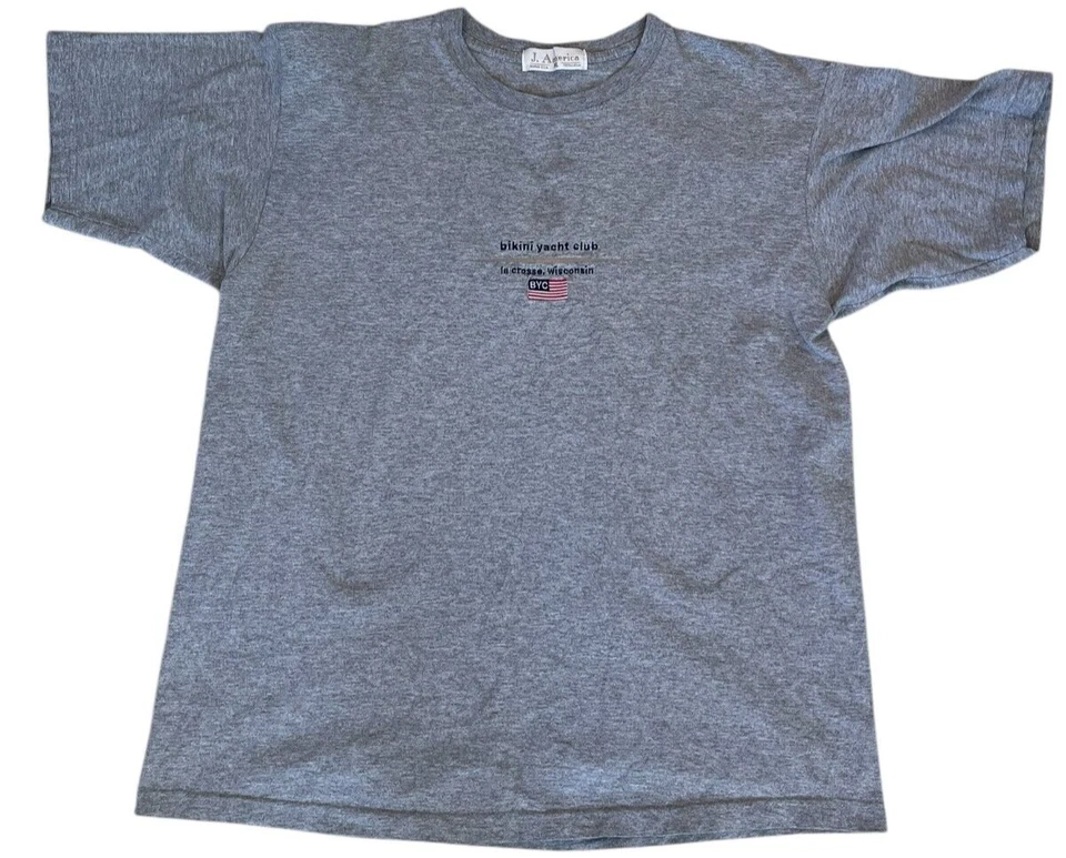Camisa Bikini Vintage Yacht Club La Crosse, Wisconsin Talla XL J. America Gris EE. UU. Foto 1 de 4