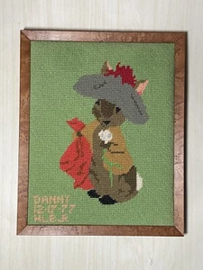 Arte de pared enmarcado con punta de aguja Beatrix Potter vintage 1977 Benjamin Bunny guardería - Imagen 1 de 6