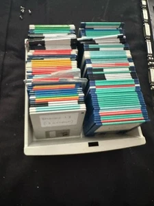 AMIGA Collection Of 100+ Disks Mixed Games Disks Untested In Disk Box As Seen - Afbeelding 1 van 2
