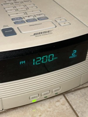 Radio despertador Bose Wave AWRC1P AM/FM radio, reproductor de CD, soporte auxiliar Foto 1 de 4