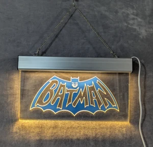 Batman Schild - Acryl mit Licht 15" x 9" mit verstellbarer Kette, 1966 TV Show Logo - Bild 1 von 4