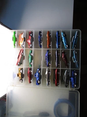 1/64 SCALE LOT OF 22 HOT WHEELS CLASSICS W/ CASE - Image 1 of 4