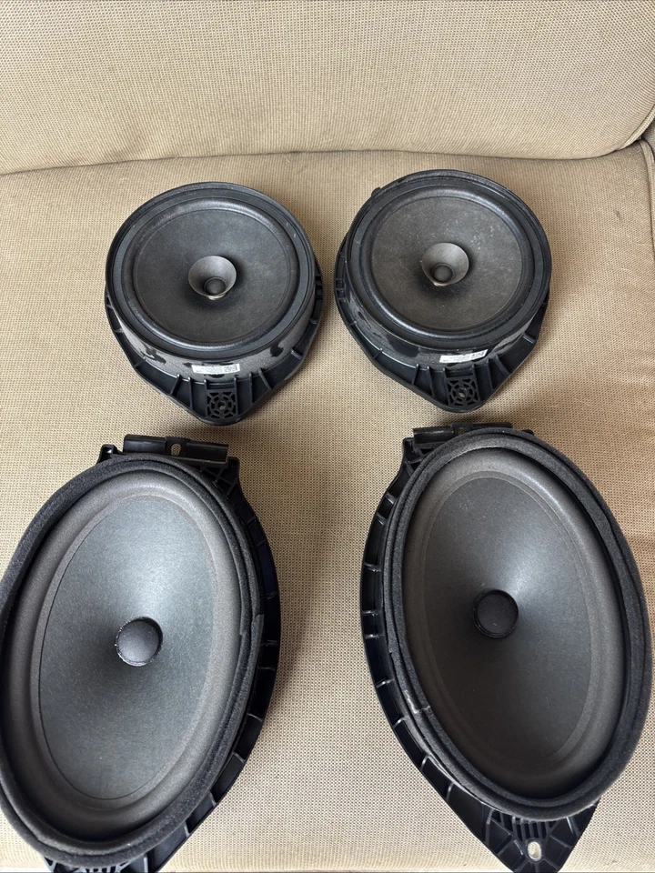 Altavoces de fábrica para un Chevy Silverado 2500 2021 Foto 1 de 4