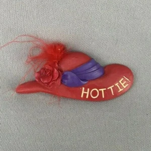 Sombrero para mujer de colección rojo y azul imán de refrigerador coleccionable ~ HOTTIE - Imagen 1 de 2