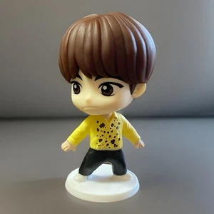 Figura BTS TinyTan - V (Taehyung) en camisa amarilla - Muñeca K-Pop Chibi coleccionable - Imagen 1 de 2