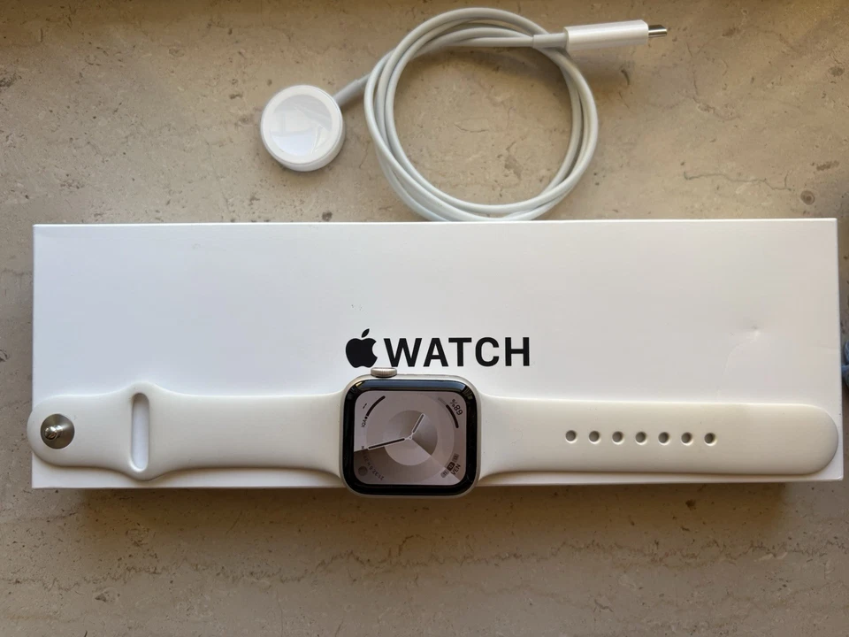 Apple Watch SE 2,40mm,Wi-Fi+Cellular, Cassa in Alluminio con cinturino sport - Immagine 1 di 1