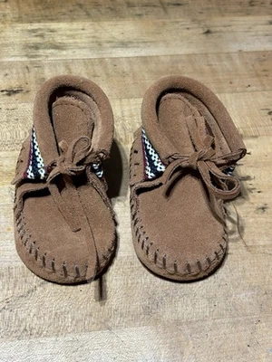 Minnetonka Infantil Talla 1 Cuero Marrón Correa Trasera Botín Mocasines Gamuza Flecos Foto 1 de 3