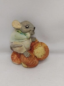 Ratón de resina 3D vintage para comer bellotas - tuercas imán para refrigerador - Imagen 1 de 3