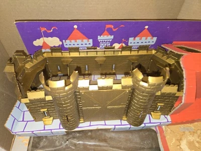 De colección 1963 1969 MPC Múltiples fabricantes de juguetes Castillo del Rey Arturo, caja, plástico dorado Foto 1 de 4
