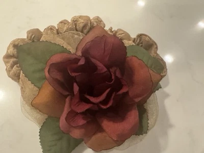 Diadema Rosa Tela Romántica De Colección Acanalada Satén con Flor Borgoña Años 80 Foto 1 de 4