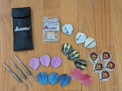 Vuelos vintage de dardos, estuche y dardos usados - Imagen 1 de 4