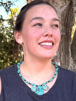 Colgante de piedra de ágata de cristal con collar de cuentas turquesa Foto 1 de 4