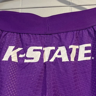 Bermuda feminina de malha Kansas State XL soletrar K State roxa nova com etiquetas US$ 42 - Imagem 1 de 4