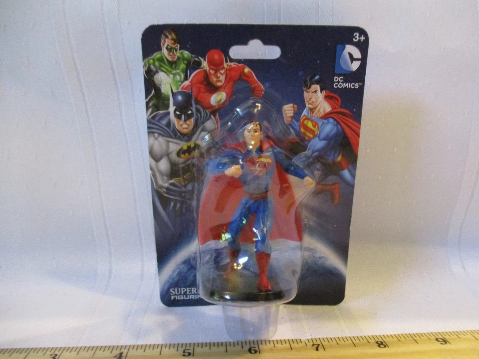 Figura DC Comics Superman Standing Action Justice PVC Figura 2" Cake Topper Foto 1 de 1